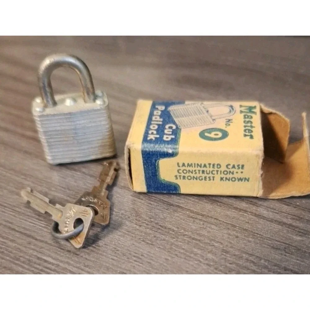 VINTAGE Master No. 9 Tiny Padlock Original Box 2 Keys Lock World's Finest USA